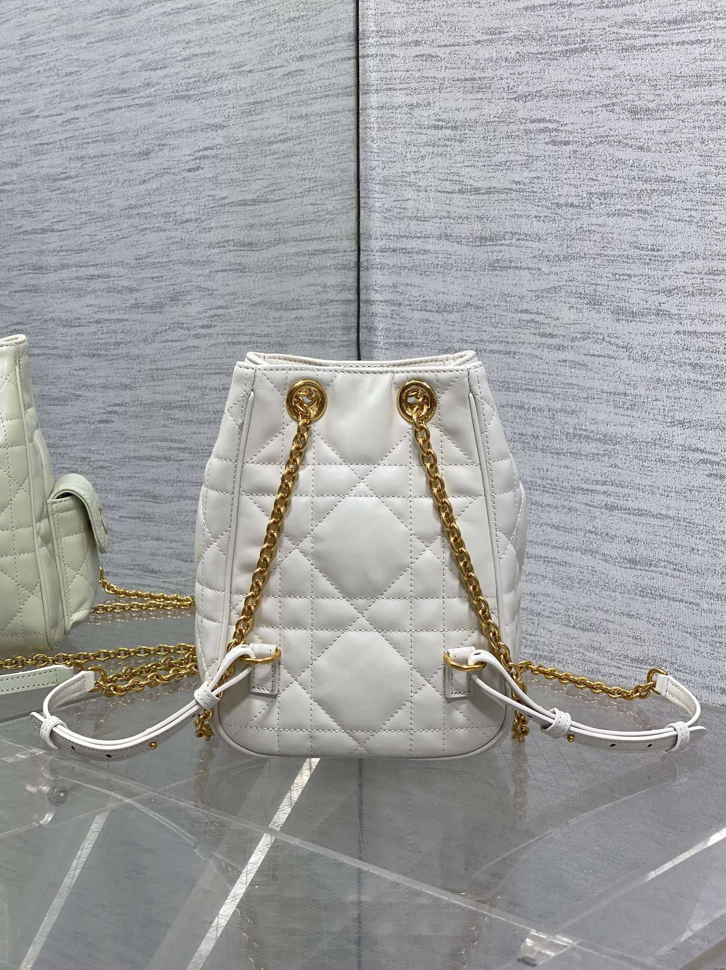 小号现货‼️Caro Multicarry双肩发财桶背包系列,新款美包又上新了,进口小羊皮精心制作,精湛