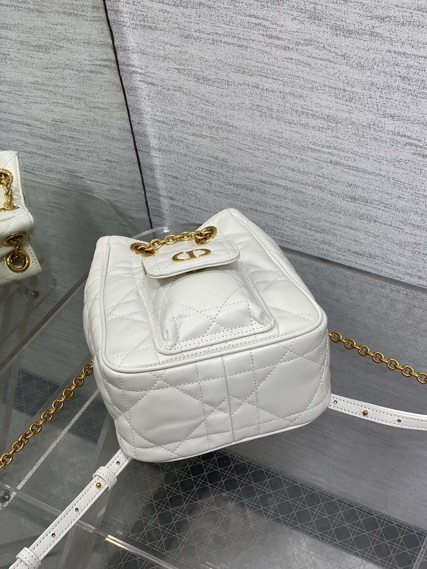 小号现货‼️Caro Multicarry双肩发财桶背包系列,新款美包又上新了,进口小羊皮精心制作,精湛