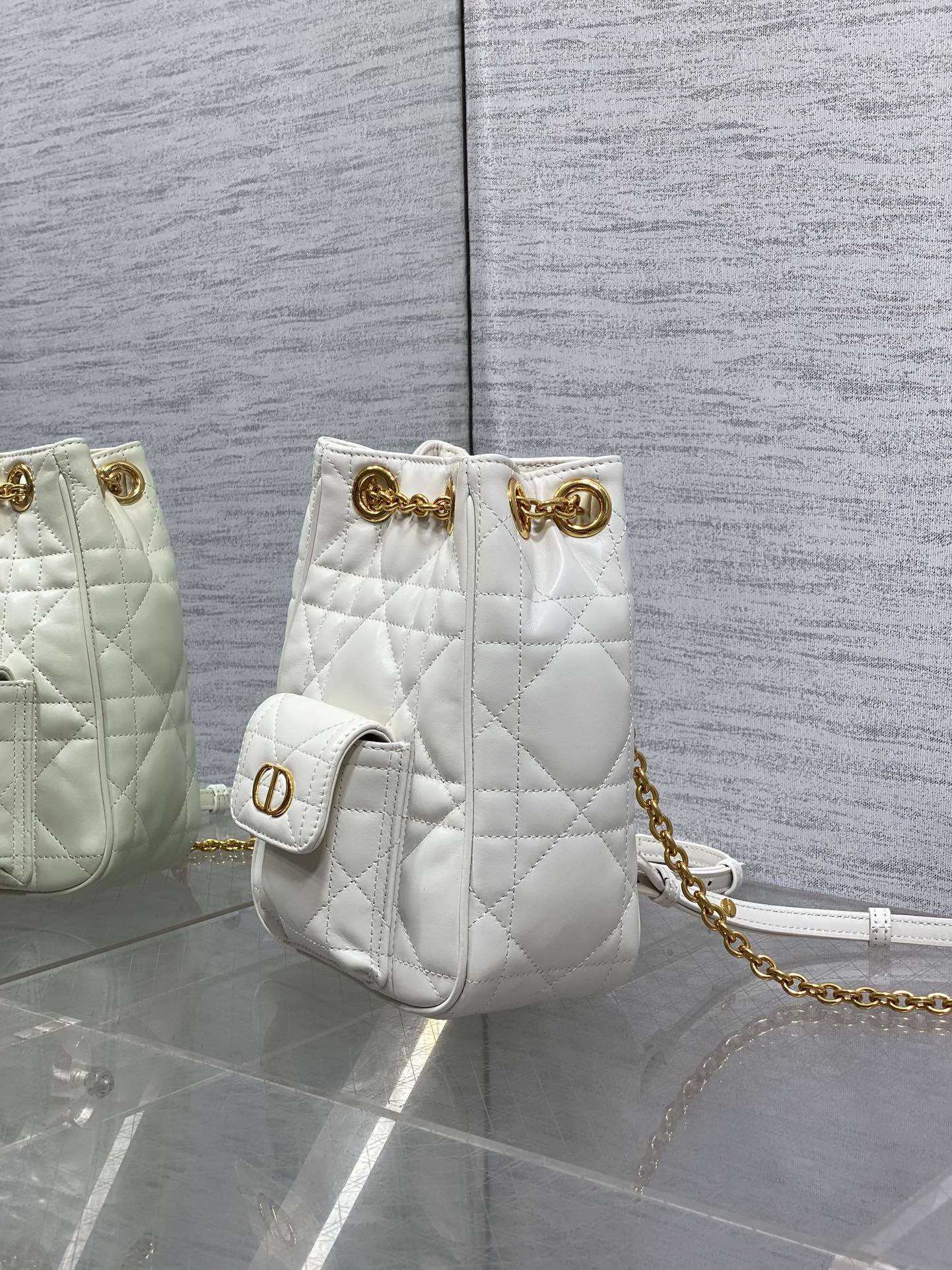 小号现货‼️Caro Multicarry双肩发财桶背包系列,新款美包又上新了,进口小羊皮精心制作,精湛