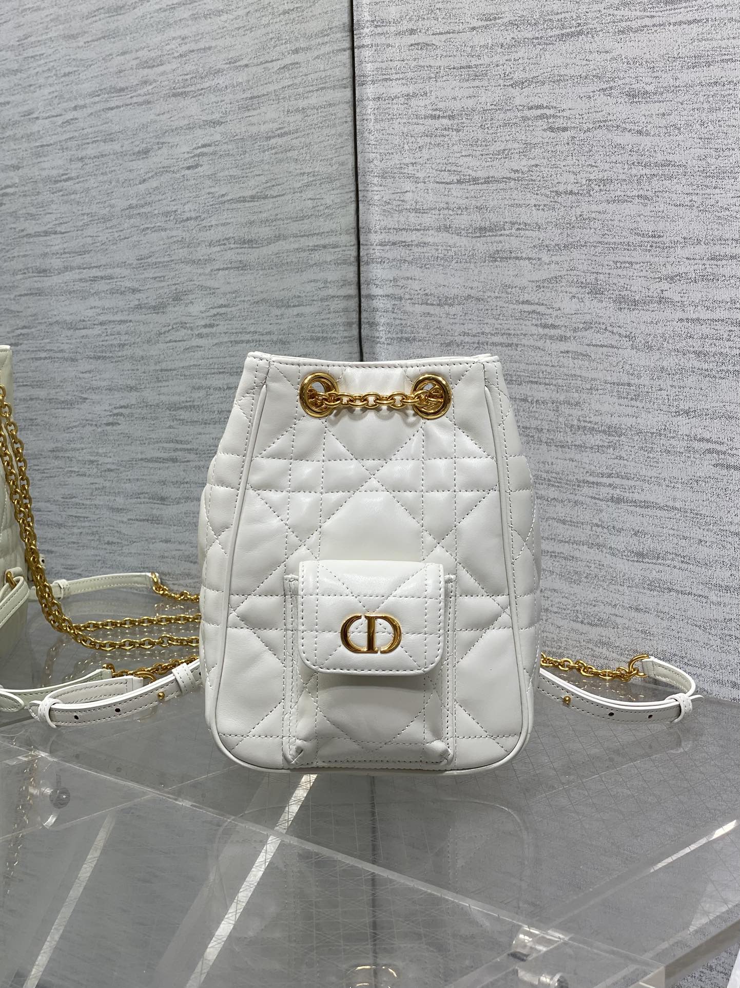 小号现货‼️Caro Multicarry双肩发财桶背包系列，新款美包又上新了，进口小羊皮精心制作，精湛