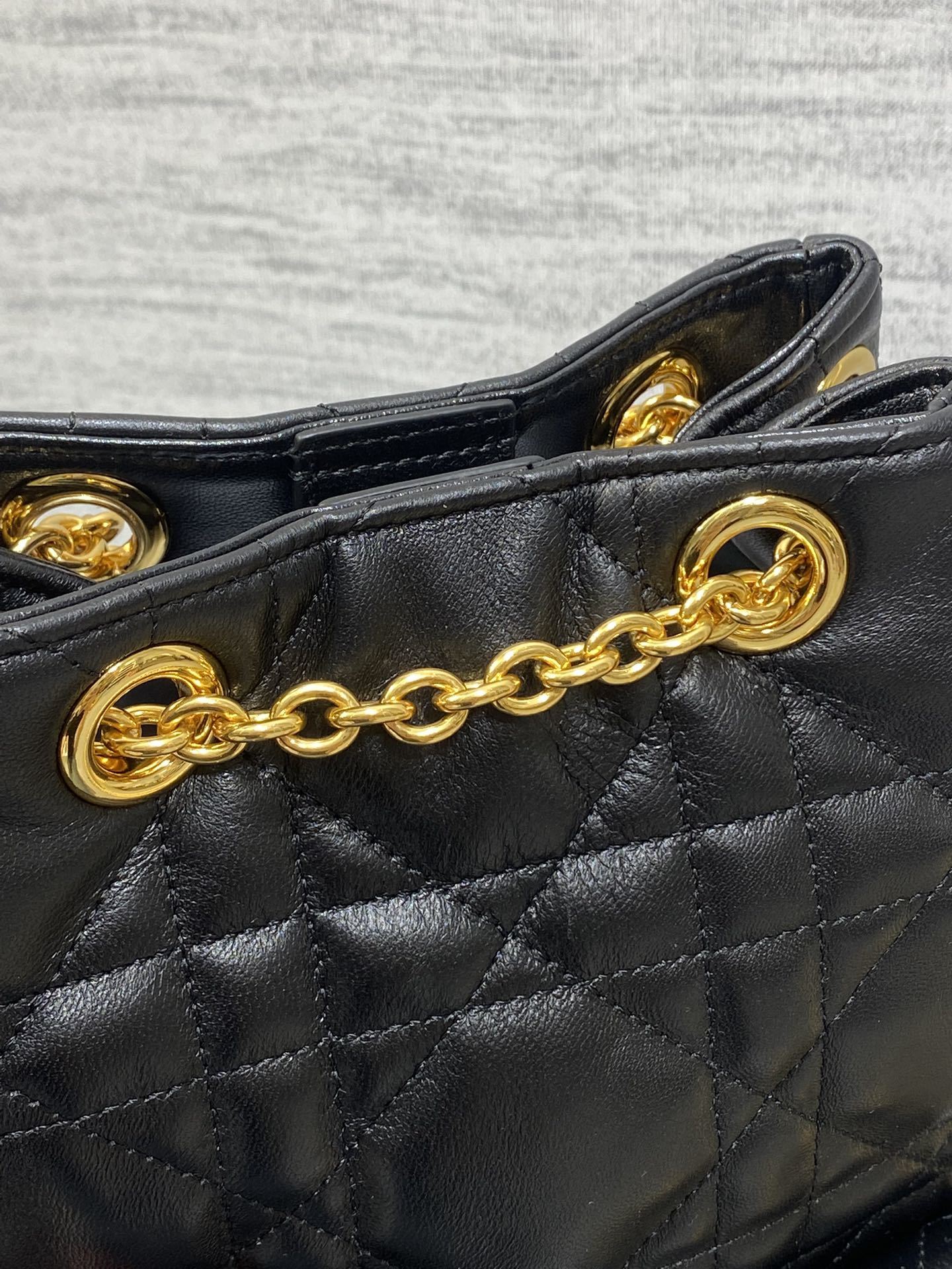 大号现货‼️Caro Multicarry双肩发财桶背包系列,新款美包又上新了,进口小羊皮精心制作,精湛