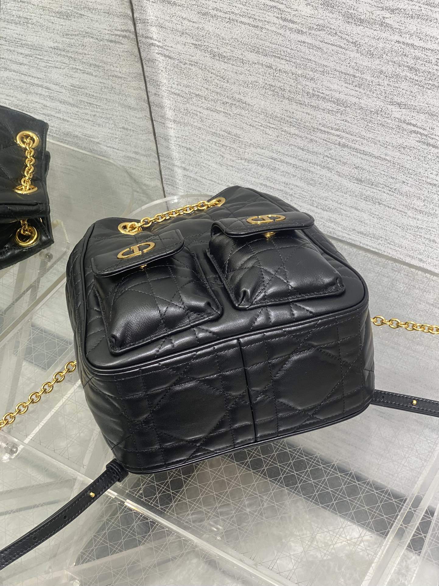 大号现货‼️Caro Multicarry双肩发财桶背包系列,新款美包又上新了,进口小羊皮精心制作,精湛