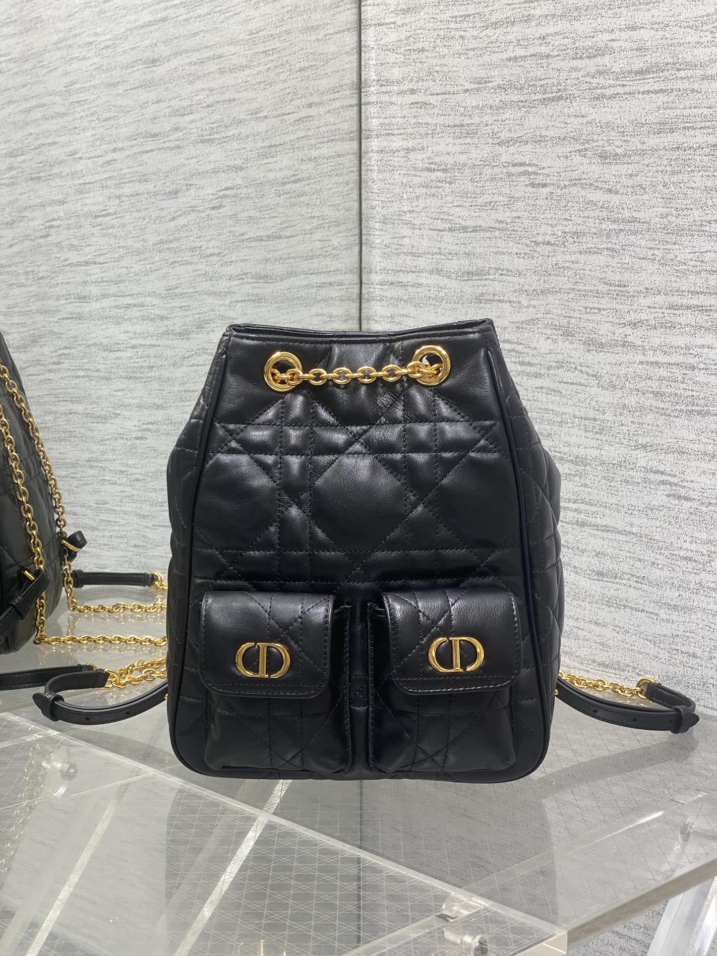 大号现货‼️Caro Multicarry双肩发财桶背包系列，新款美包又上新了，进口小羊皮精心制作，精湛