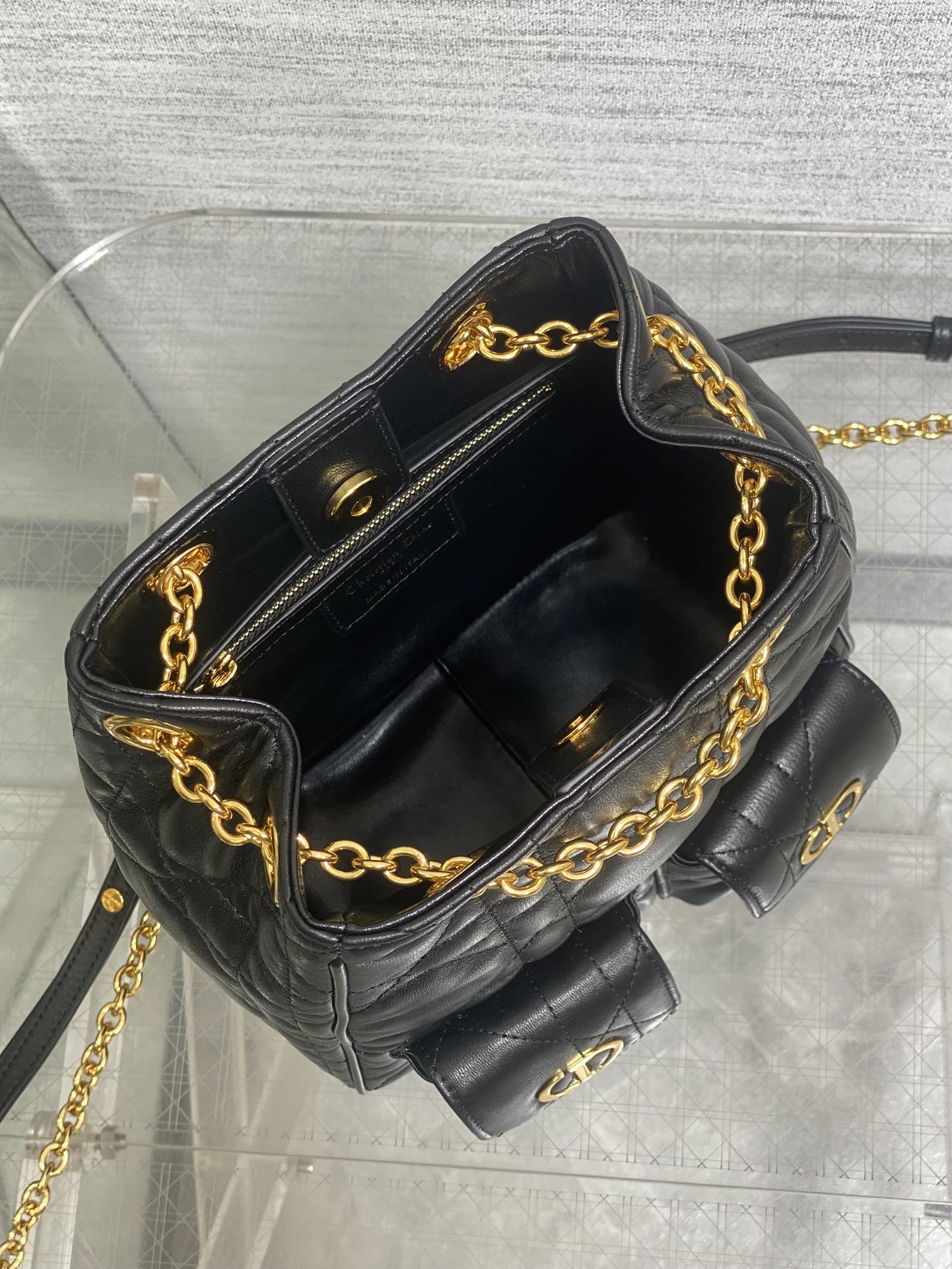 大号现货‼️Caro Multicarry双肩发财桶背包系列,新款美包又上新了,进口小羊皮精心制作,精湛