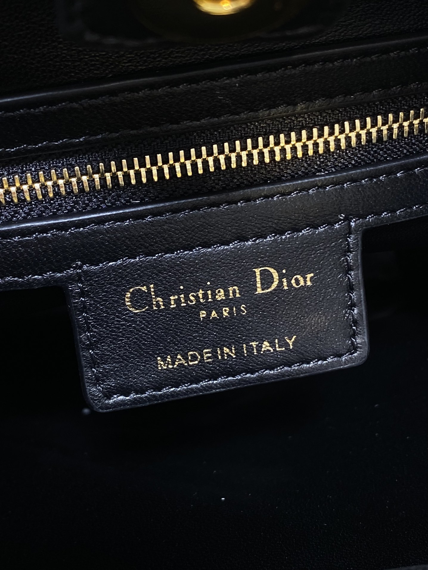 大号现货‼️Caro Multicarry双肩发财桶背包系列,新款美包又上新了,进口小羊皮精心制作,精湛