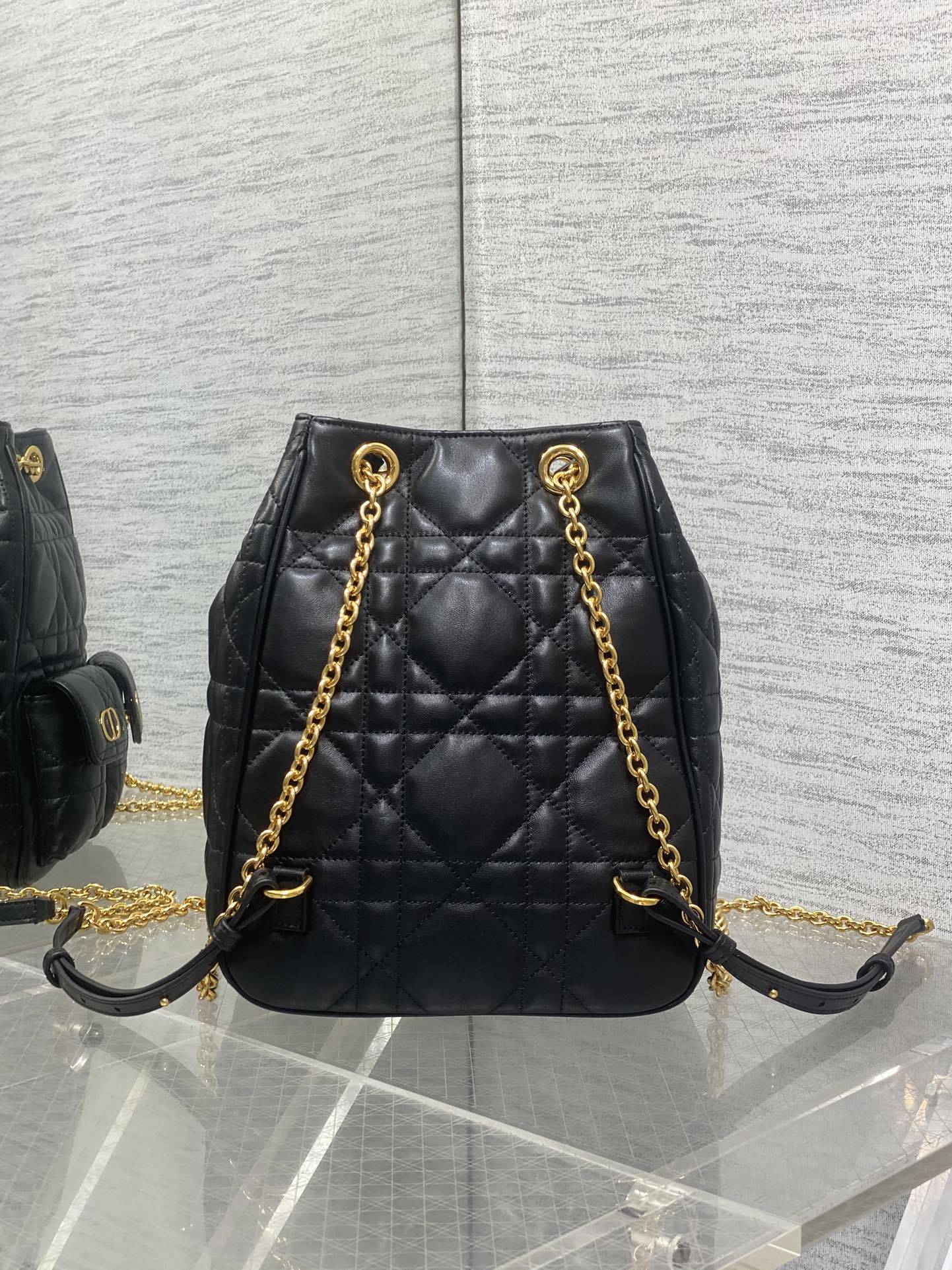 大号现货‼️Caro Multicarry双肩发财桶背包系列,新款美包又上新了,进口小羊皮精心制作,精湛