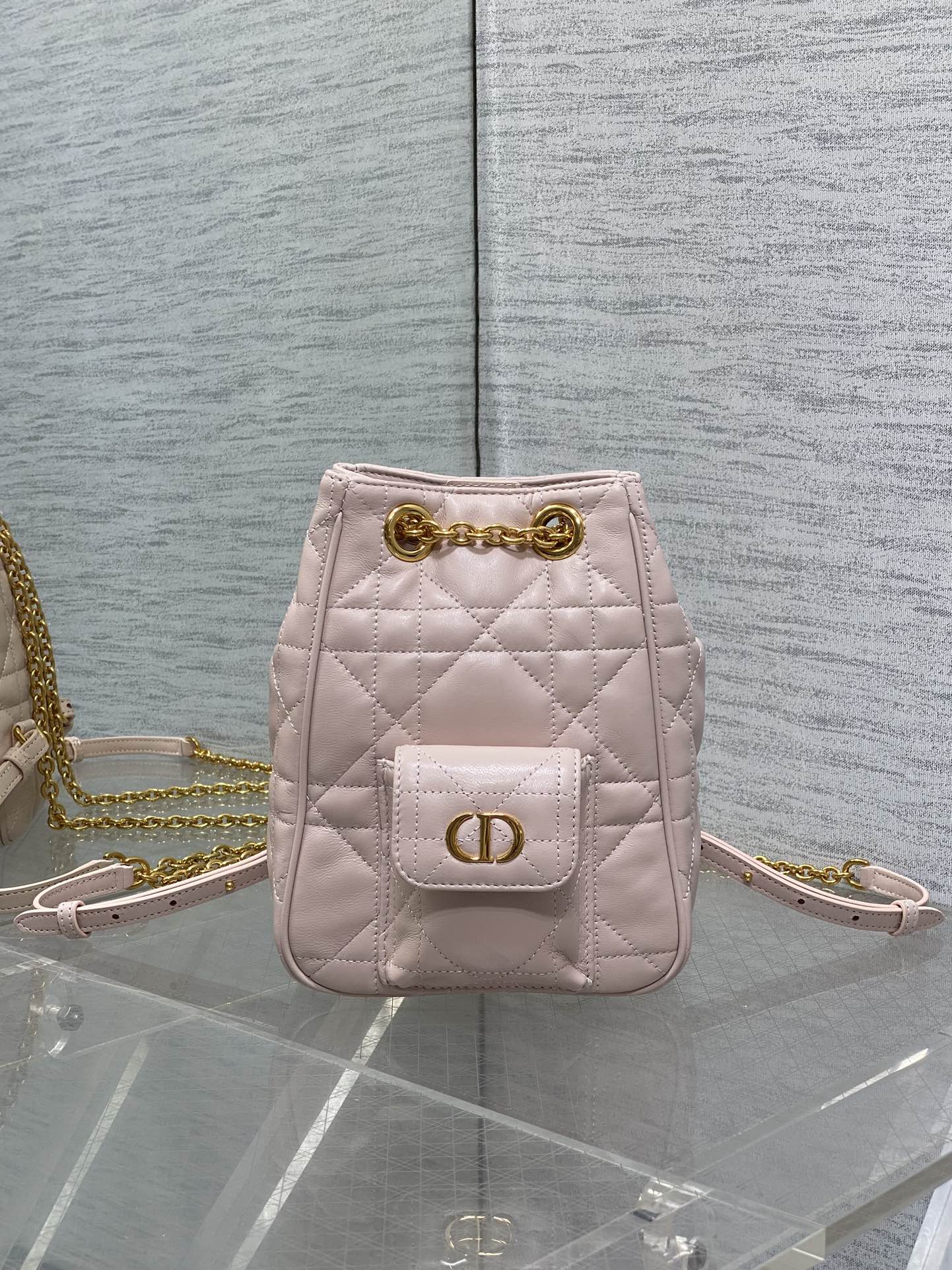 小号现货‼️Caro Multicarry双肩发财桶背包系列，新款美包又上新了，进口小羊皮精心制作，精湛