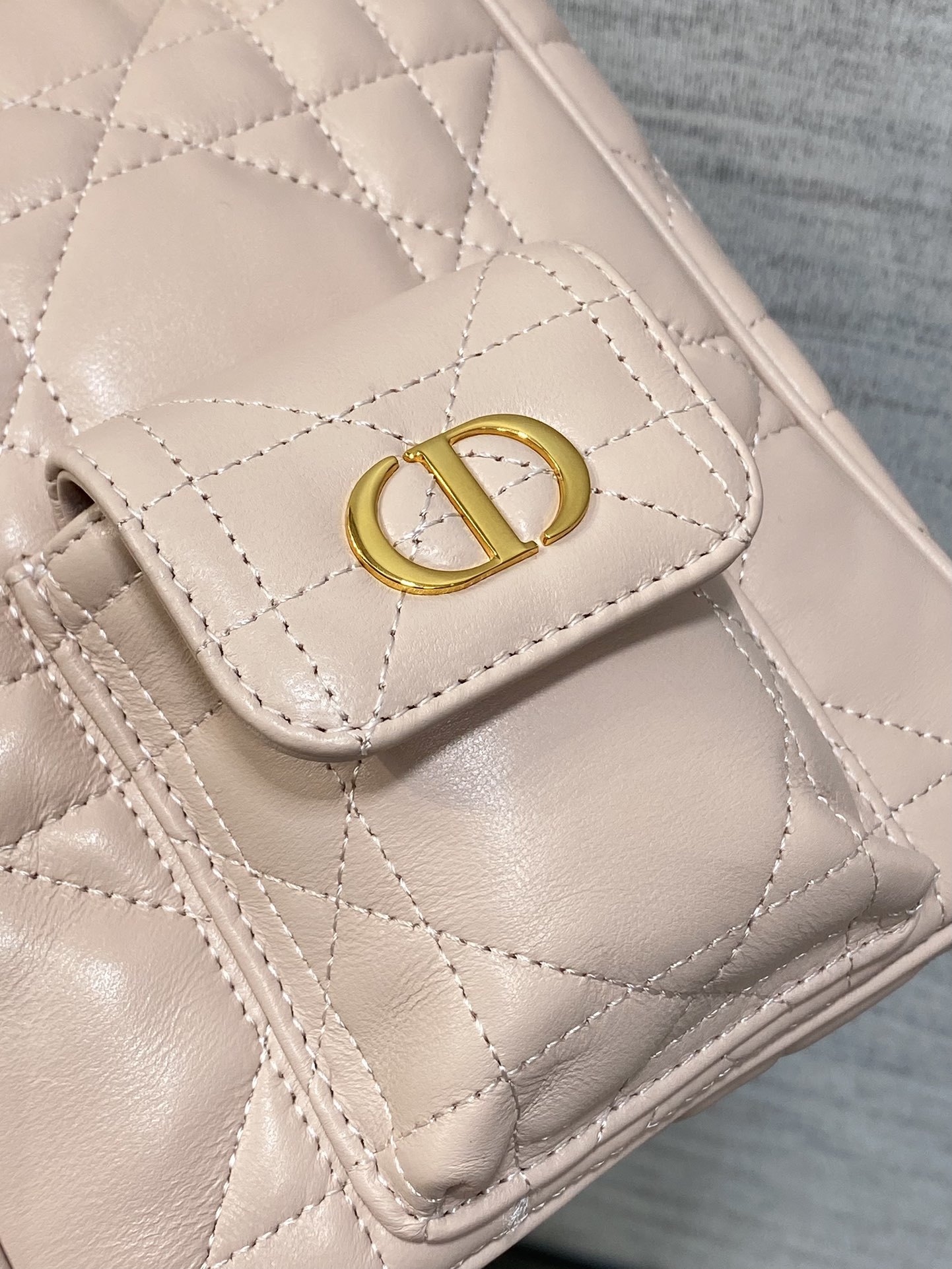 小号现货‼️Caro Multicarry双肩发财桶背包系列,新款美包又上新了,进口小羊皮精心制作,精湛