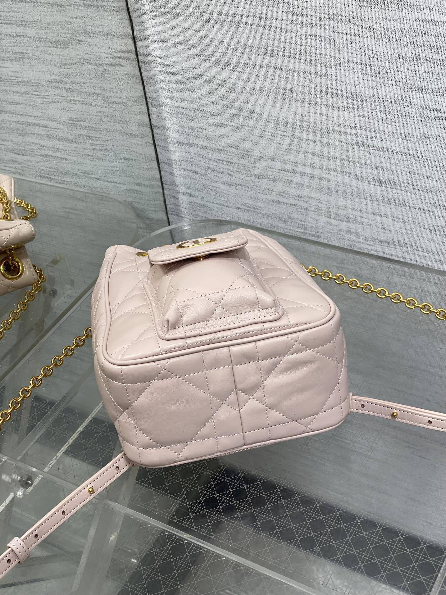 小号现货‼️Caro Multicarry双肩发财桶背包系列,新款美包又上新了,进口小羊皮精心制作,精湛