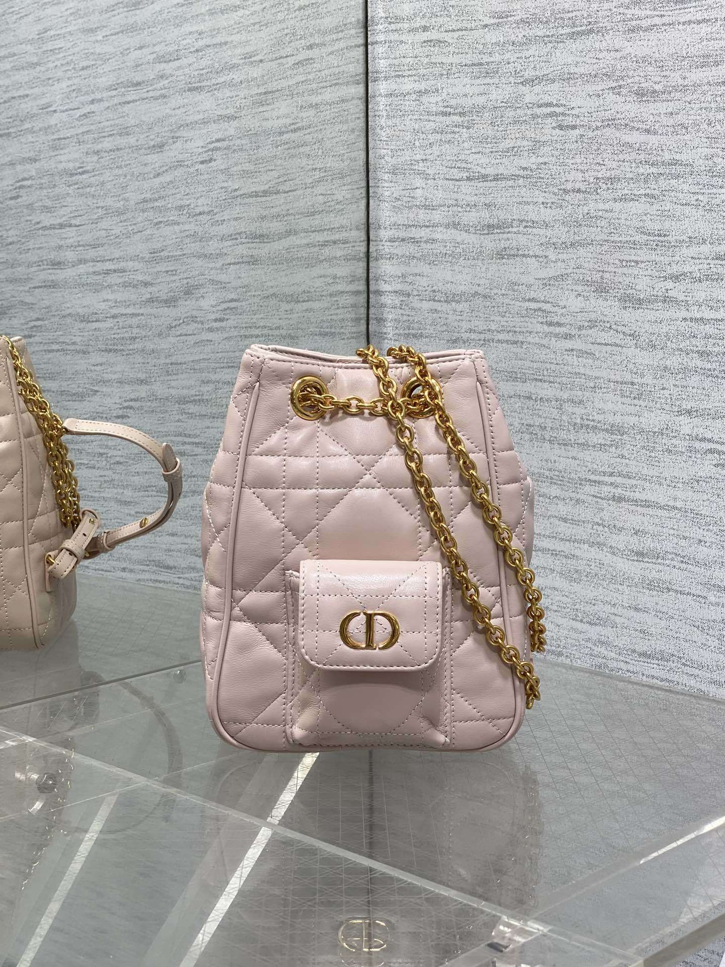 小号现货‼️Caro Multicarry双肩发财桶背包系列,新款美包又上新了,进口小羊皮精心制作,精湛