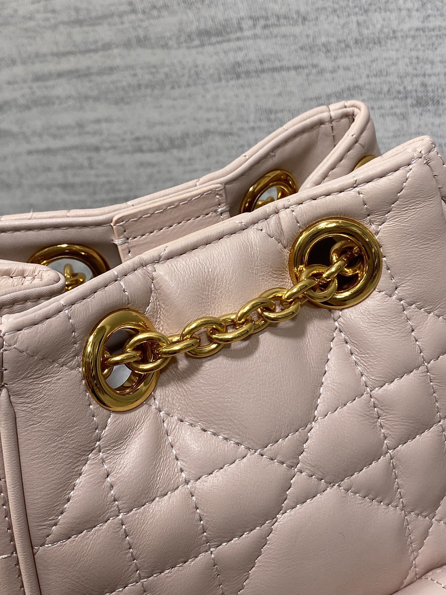 小号现货‼️Caro Multicarry双肩发财桶背包系列,新款美包又上新了,进口小羊皮精心制作,精湛