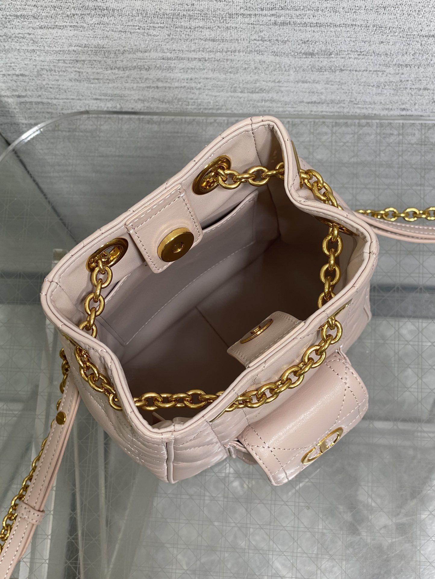 小号现货‼️Caro Multicarry双肩发财桶背包系列,新款美包又上新了,进口小羊皮精心制作,精湛