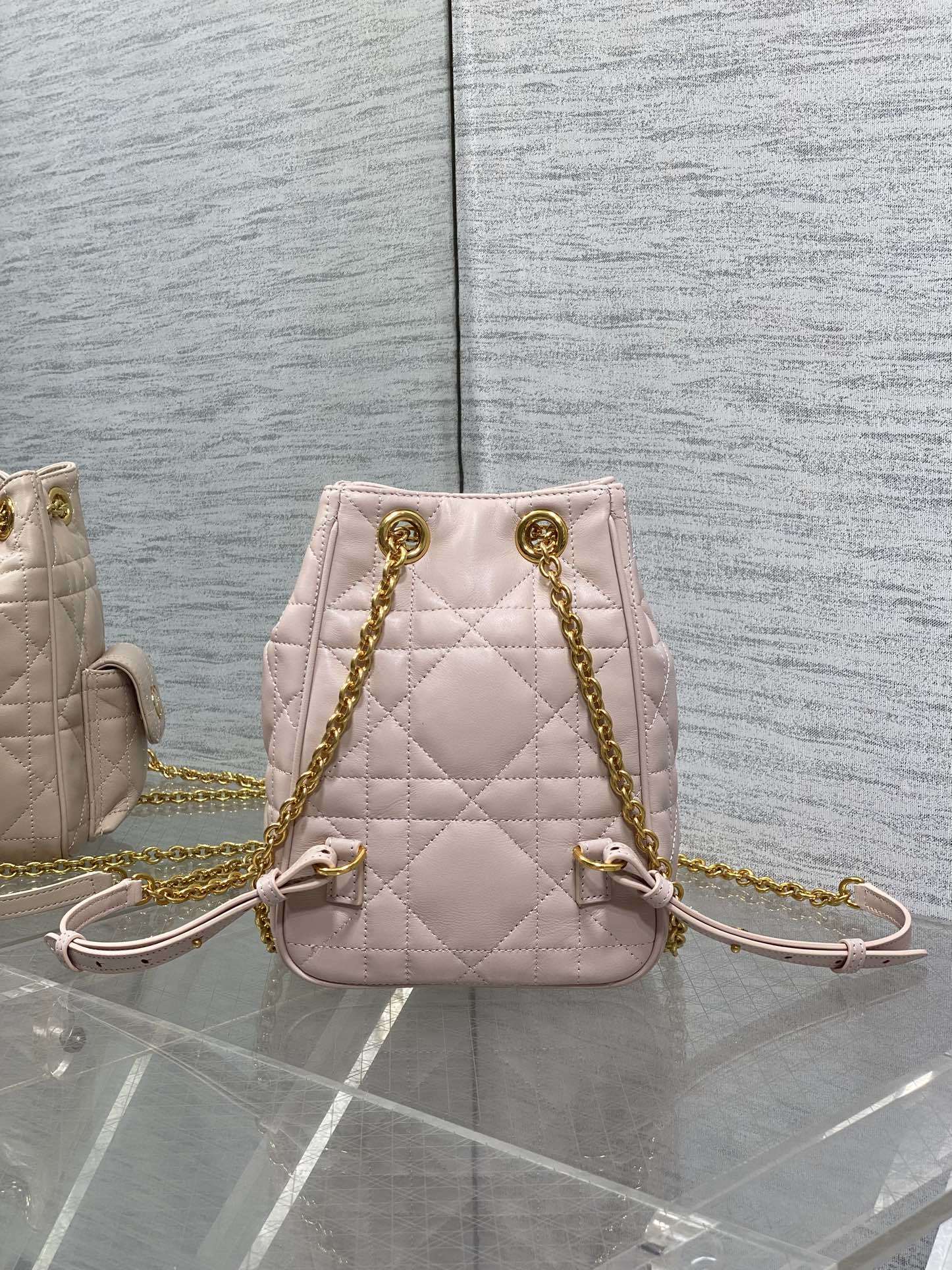 小号现货‼️Caro Multicarry双肩发财桶背包系列,新款美包又上新了,进口小羊皮精心制作,精湛