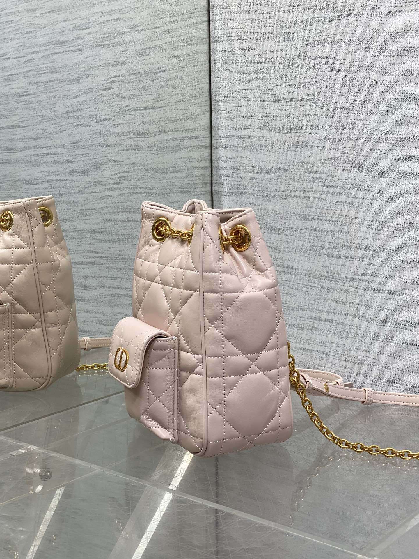 小号现货‼️Caro Multicarry双肩发财桶背包系列,新款美包又上新了,进口小羊皮精心制作,精湛