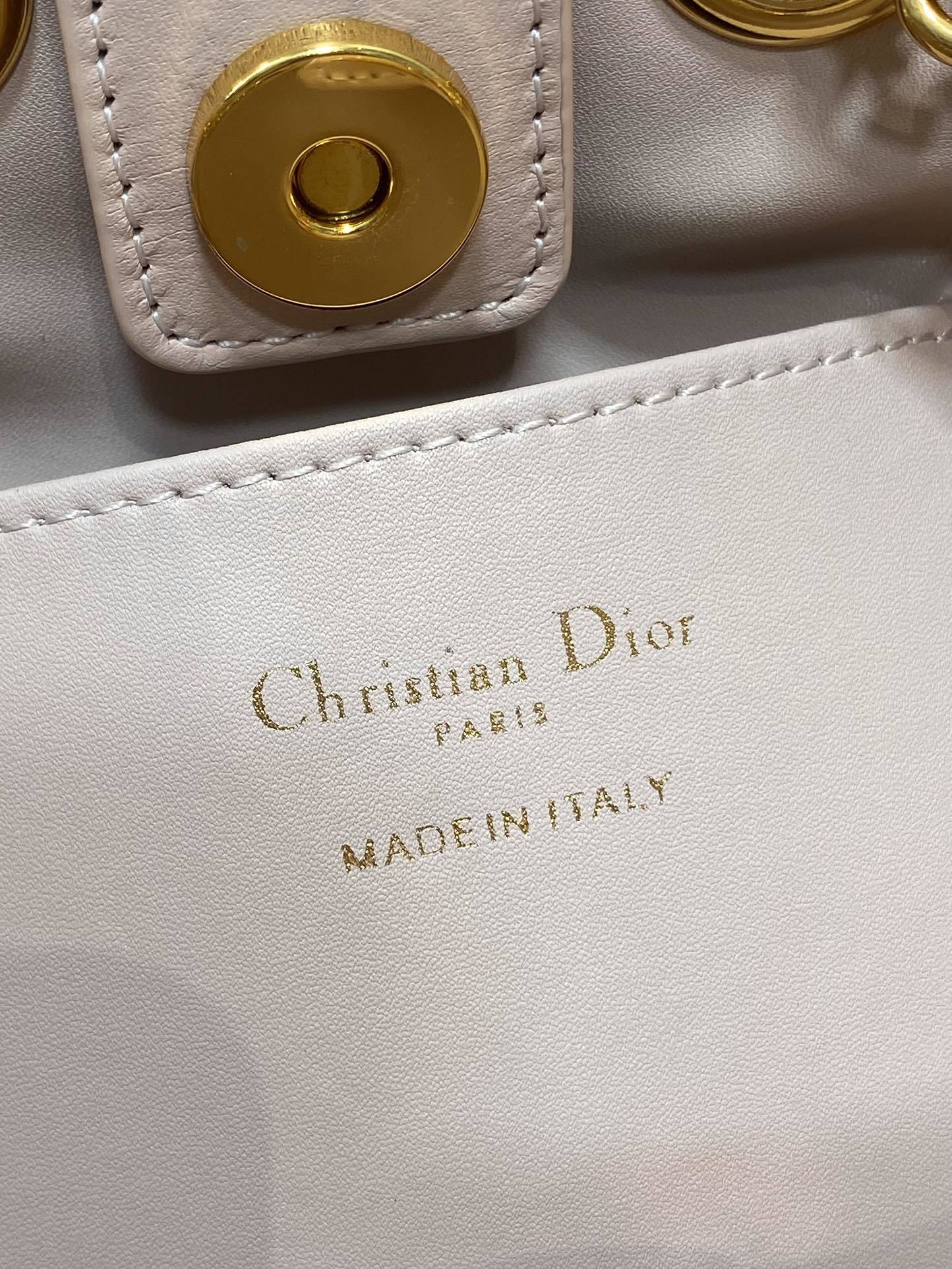 小号现货‼️Caro Multicarry双肩发财桶背包系列,新款美包又上新了,进口小羊皮精心制作,精湛