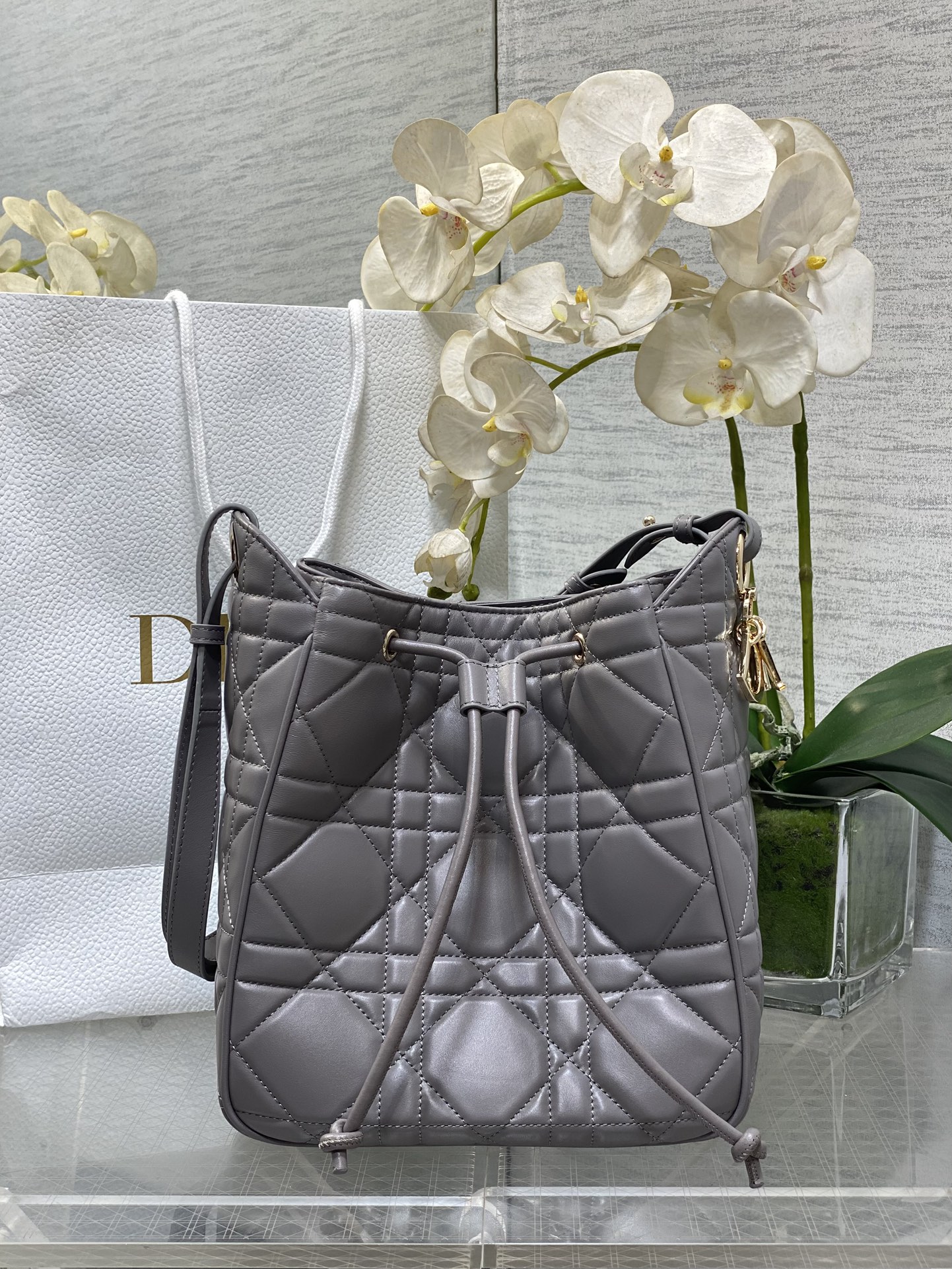 𝐌𝐨𝐭𝐢𝐨𝐧 último bolso tipo cubo gris roca