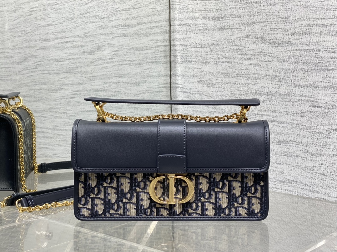 中号现货‼️30 Montaigne蒙田系列，太有夏天的感觉啦，浅色系显得清新又治愈，不多说，只能说超级