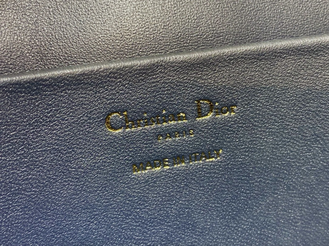 中号现货‼️30 Montaigne蒙田系列,太有夏天的感觉啦,浅色系显得清新又治愈,不多说,只能说超级