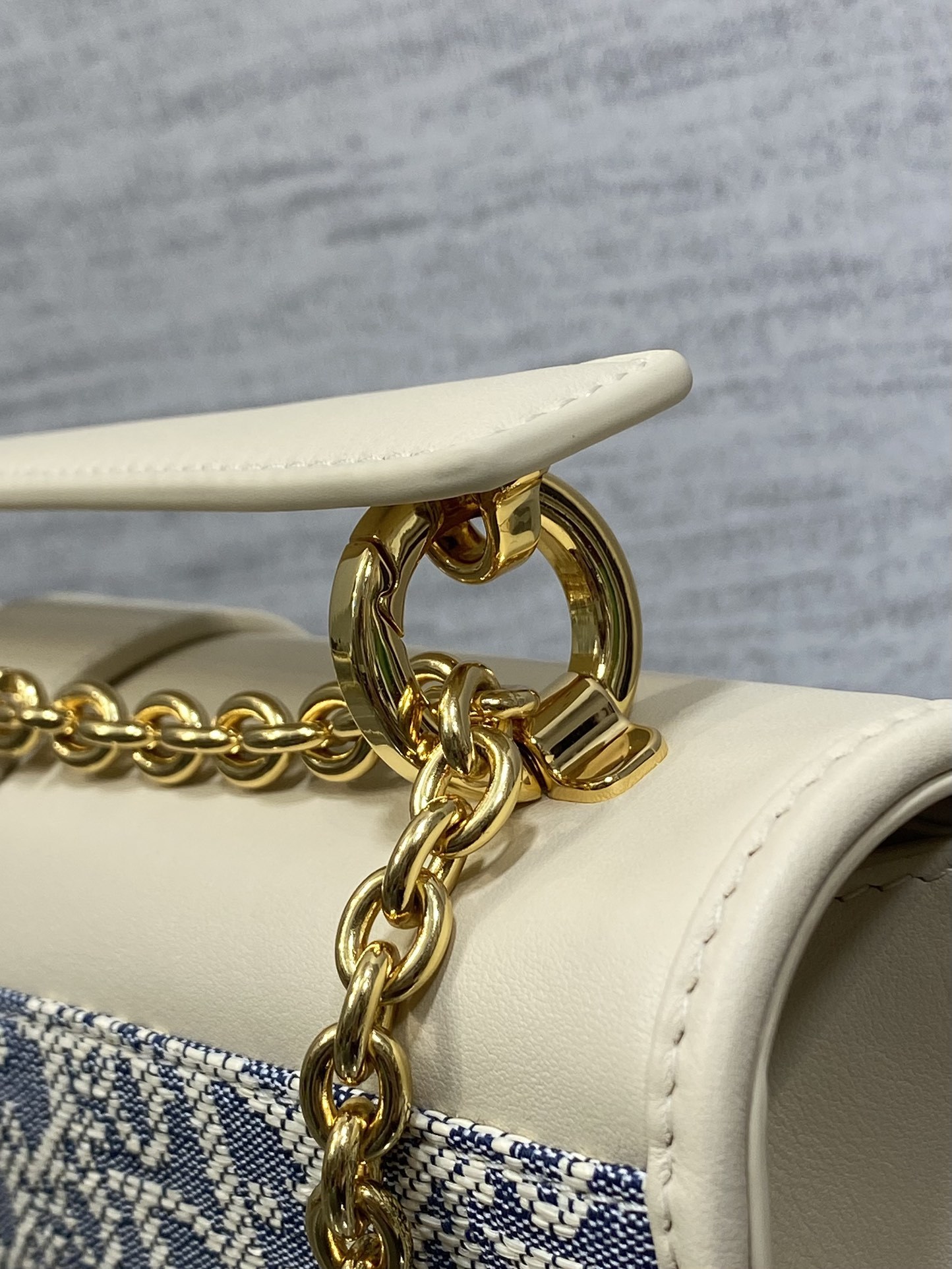 中号现货‼️30 Montaigne蒙田酒椰草系列,太有夏天的感觉啦,天蓝的面料搭配奶白色小牛皮,浅色系