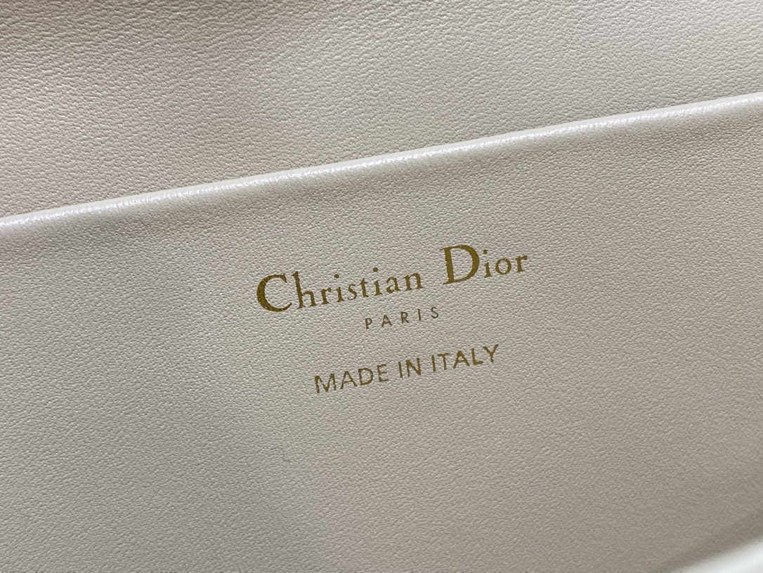 中号现货‼️30 Montaigne蒙田酒椰草系列,太有夏天的感觉啦,天蓝的面料搭配奶白色小牛皮,浅色系