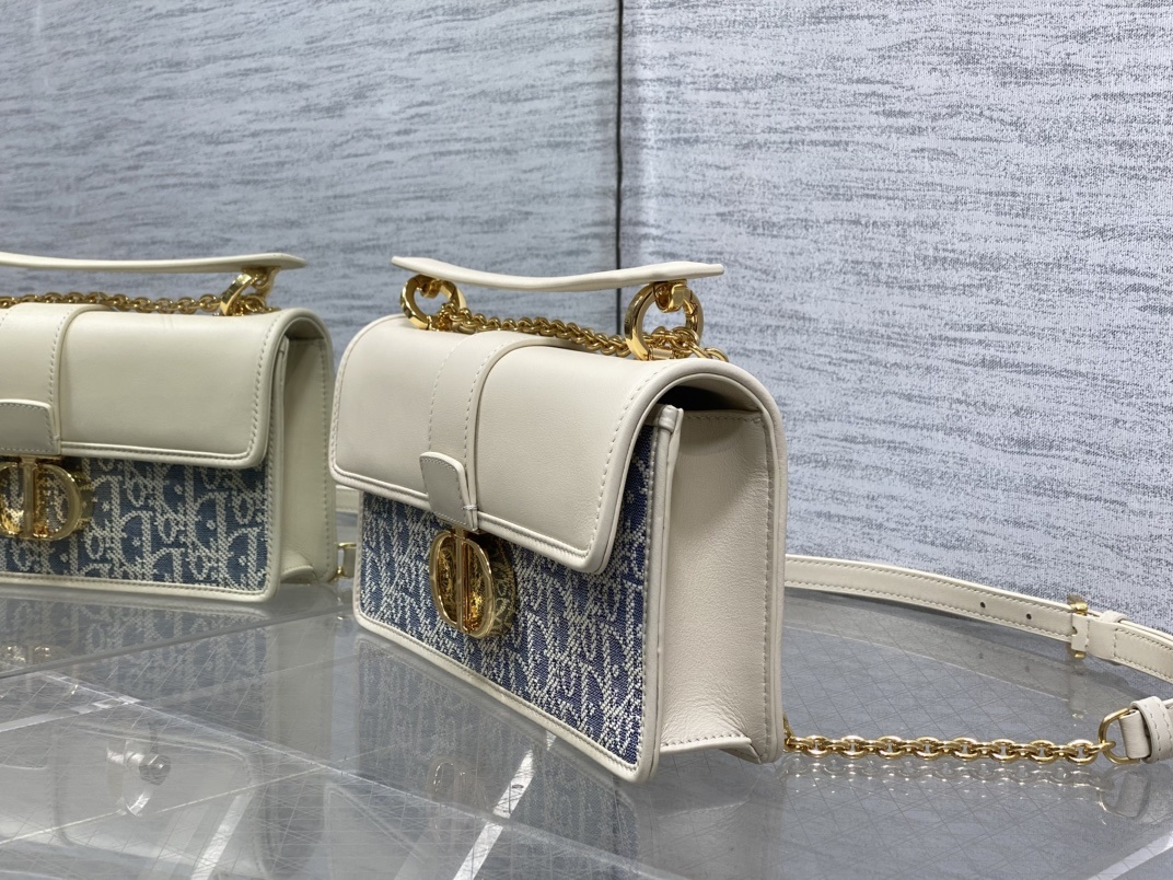 中号现货‼️30 Montaigne蒙田酒椰草系列,太有夏天的感觉啦,天蓝的面料搭配奶白色小牛皮,浅色系