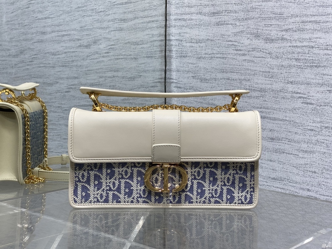 中号现货‼️30 Montaigne蒙田酒椰草系列,太有夏天的感觉啦,天蓝的面料搭配奶白色小牛皮,浅色系