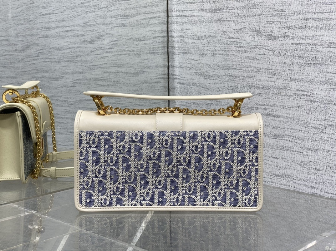 中号现货‼️30 Montaigne蒙田酒椰草系列,太有夏天的感觉啦,天蓝的面料搭配奶白色小牛皮,浅色系