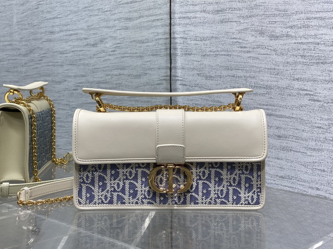 中号现货‼️30 Montaigne蒙田酒椰草系列，太有夏天的感觉啦，天蓝的面料搭配奶白色小牛皮，浅色系