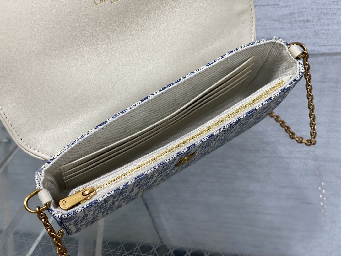 现货‼️马鞍链条手袋系列woc链条包,采用丹宁系列牛仔布oblique 老花面料精心制作📝,翻盖饰以标志