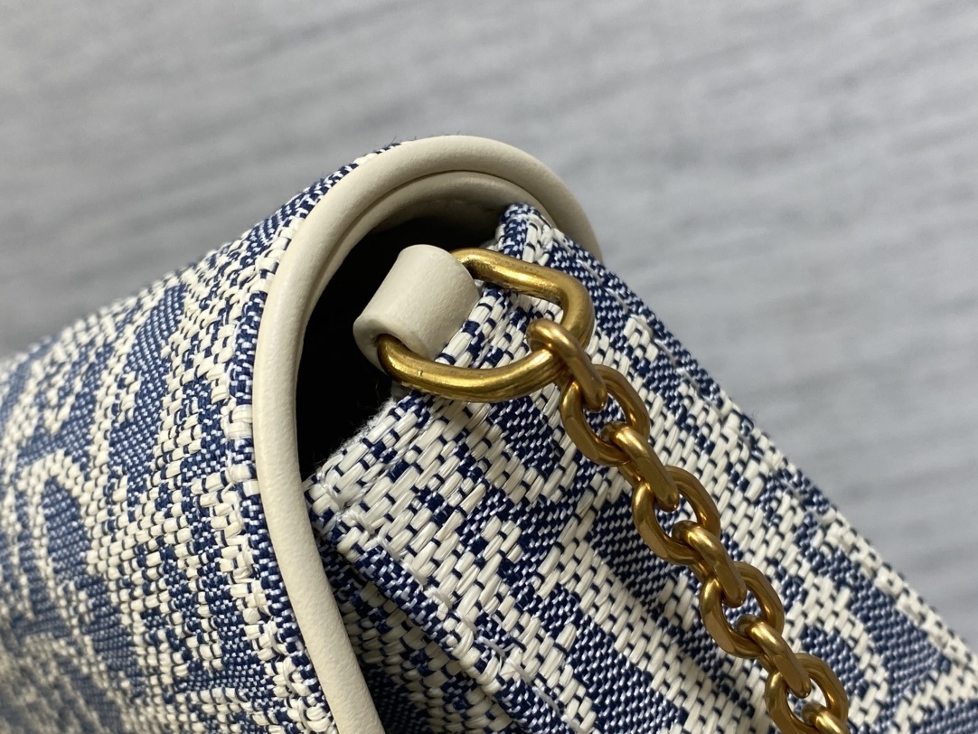 现货‼️马鞍链条手袋系列woc链条包,采用丹宁系列牛仔布oblique 老花面料精心制作📝,翻盖饰以标志