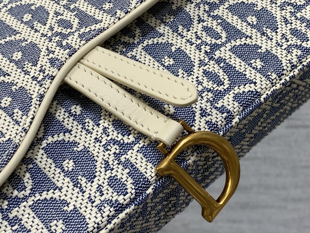 现货‼️马鞍链条手袋系列woc链条包,采用丹宁系列牛仔布oblique 老花面料精心制作📝,翻盖饰以标志