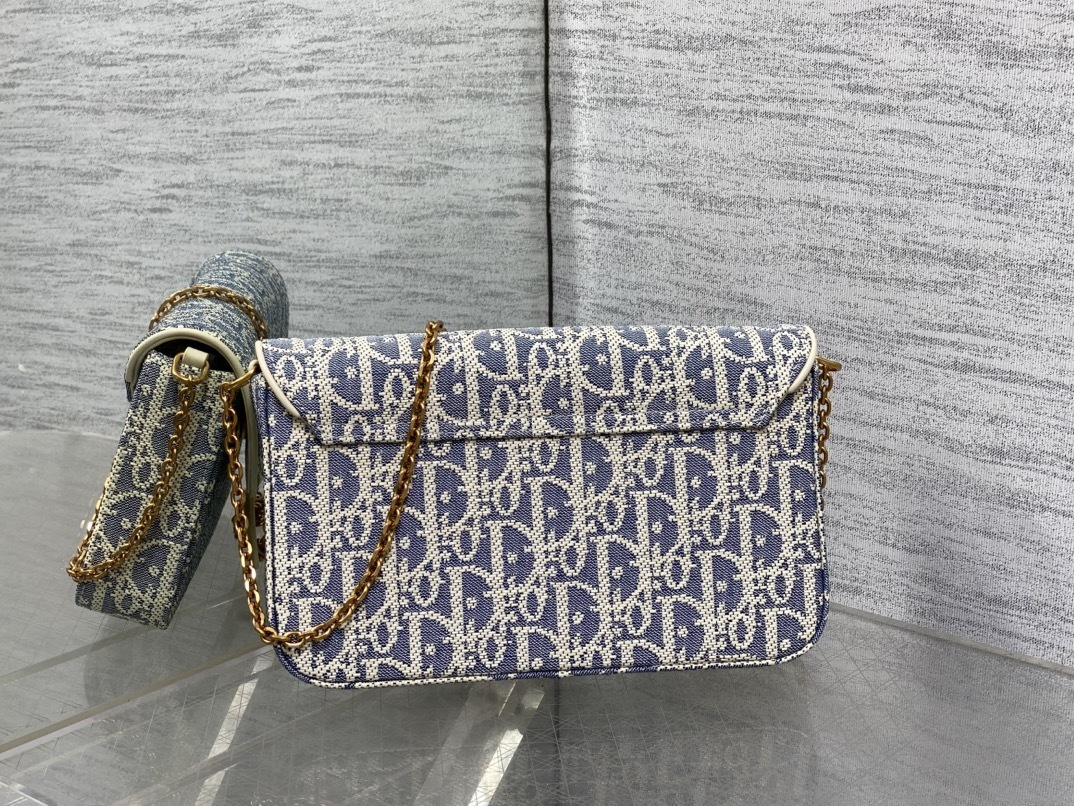 现货‼️马鞍链条手袋系列woc链条包,采用丹宁系列牛仔布oblique 老花面料精心制作📝,翻盖饰以标志