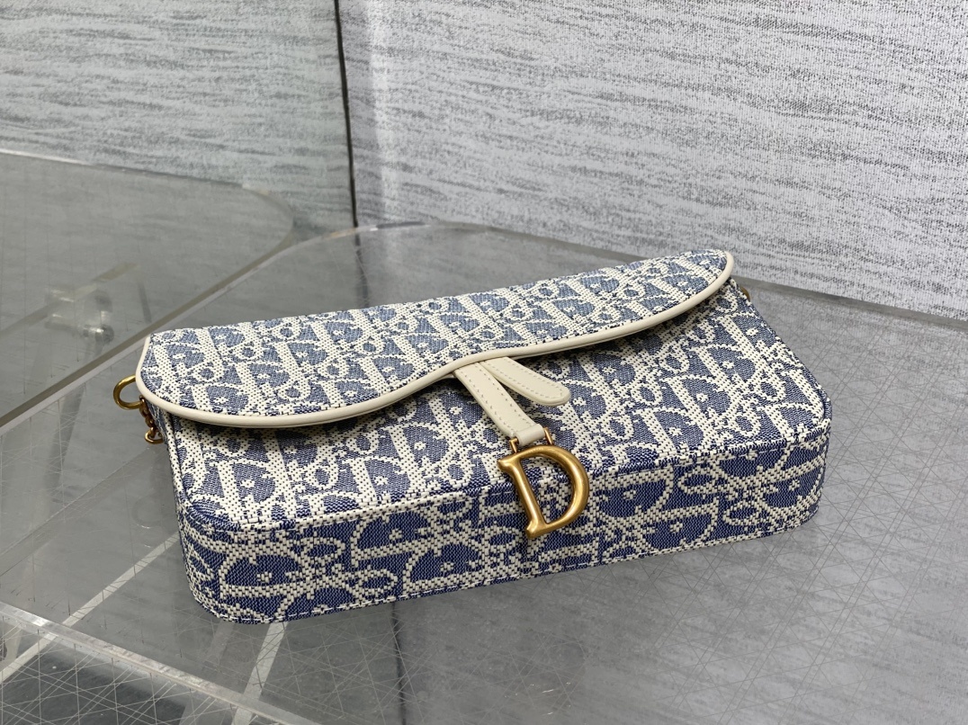 现货‼️马鞍链条手袋系列woc链条包,采用丹宁系列牛仔布oblique 老花面料精心制作📝,翻盖饰以标志