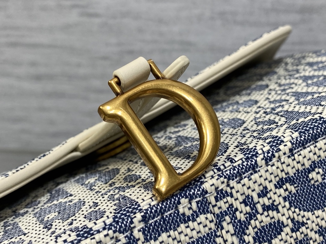 现货‼️马鞍链条手袋系列woc链条包,采用丹宁系列牛仔布oblique 老花面料精心制作📝,翻盖饰以标志