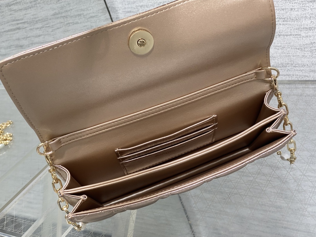 金色现货‼️砖柜最新珍珠链条手拿包🆕标志性的藤纹格,经典的字母吊饰👏 ,别致的手柄设计,搭配柔软的羊皮,