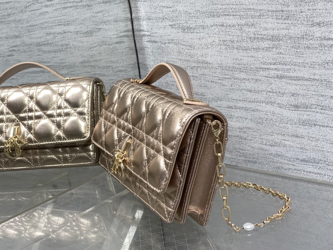 金色现货‼️砖柜最新珍珠链条手拿包🆕标志性的藤纹格,经典的字母吊饰👏 ,别致的手柄设计,搭配柔软的羊皮,