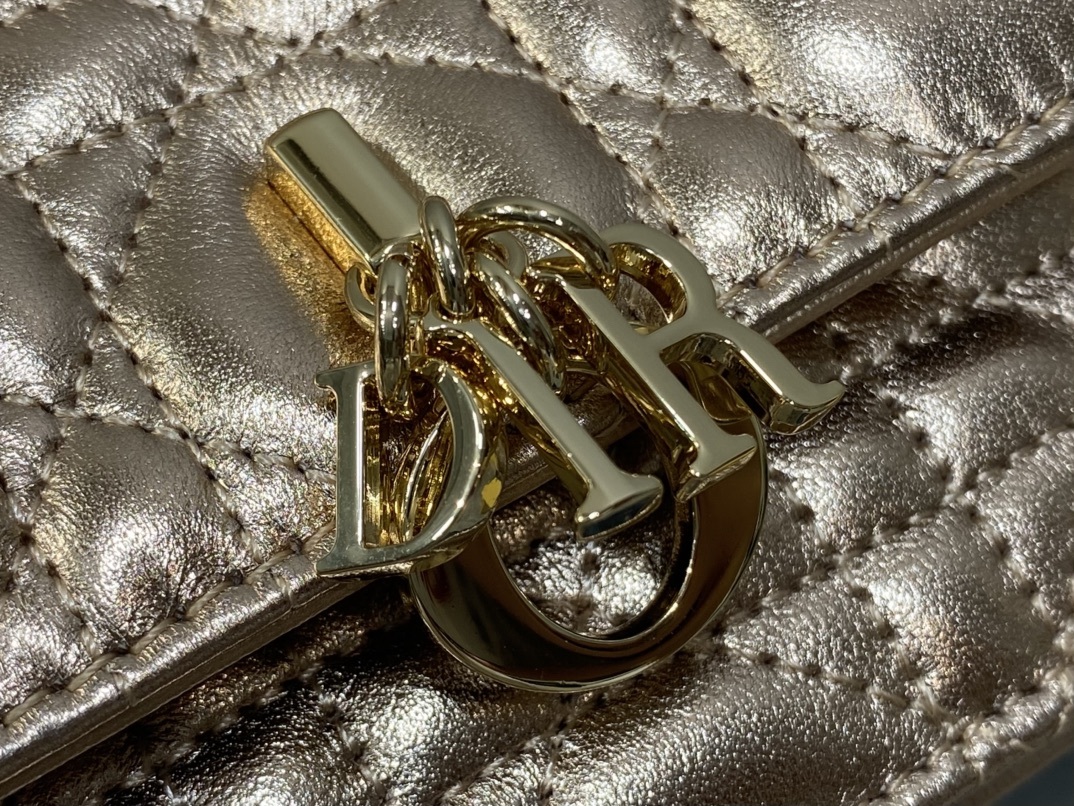 金色现货‼️砖柜最新珍珠链条手拿包🆕标志性的藤纹格,经典的字母吊饰👏 ,别致的手柄设计,搭配柔软的羊皮,