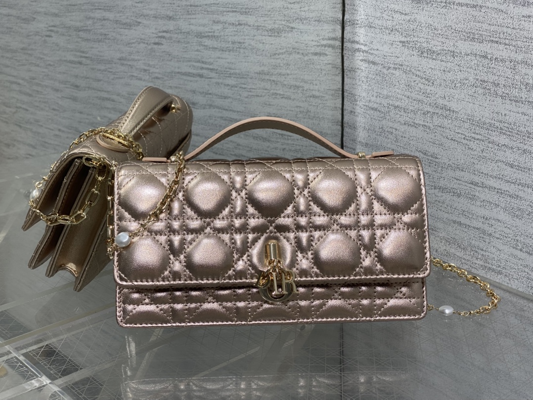 金色现货‼️砖柜最新珍珠链条手拿包🆕标志性的藤纹格，经典的字母吊饰👏 ，别致的手柄设计，搭配柔软的羊皮，