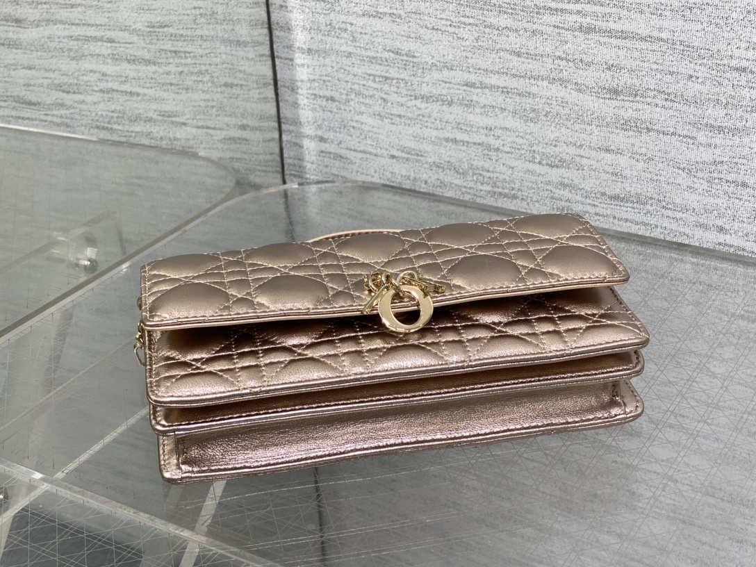 金色现货‼️砖柜最新珍珠链条手拿包🆕标志性的藤纹格,经典的字母吊饰👏 ,别致的手柄设计,搭配柔软的羊皮,