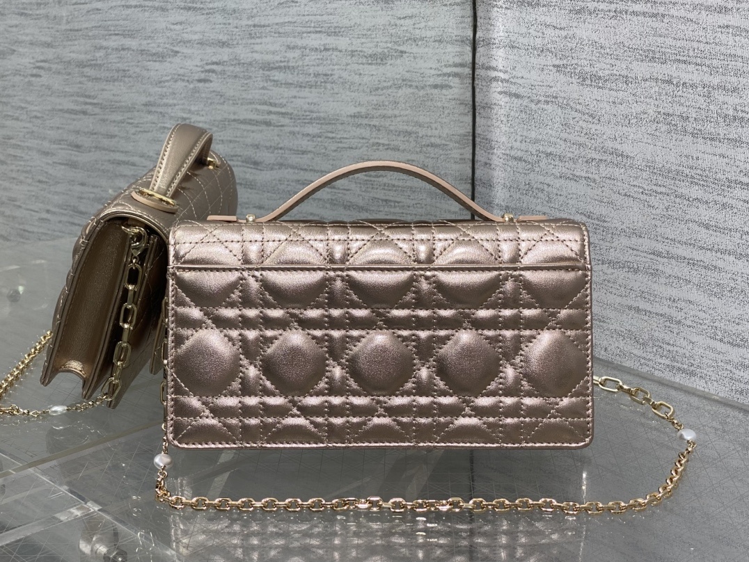 金色现货‼️砖柜最新珍珠链条手拿包🆕标志性的藤纹格,经典的字母吊饰👏 ,别致的手柄设计,搭配柔软的羊皮,