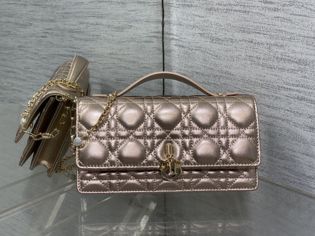 金色现货‼️砖柜最新珍珠链条手拿包🆕标志性的藤纹格,经典的字母吊饰👏 ,别致的手柄设计,搭配柔软的羊皮,