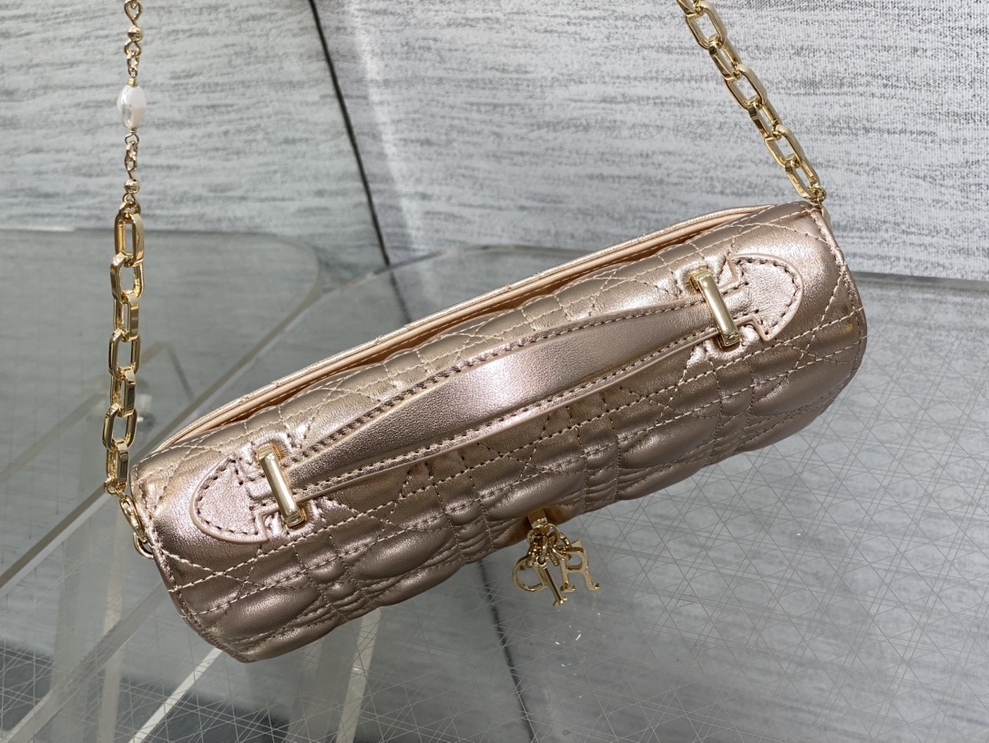 金色现货‼️砖柜最新珍珠链条手拿包🆕标志性的藤纹格,经典的字母吊饰👏 ,别致的手柄设计,搭配柔软的羊皮,