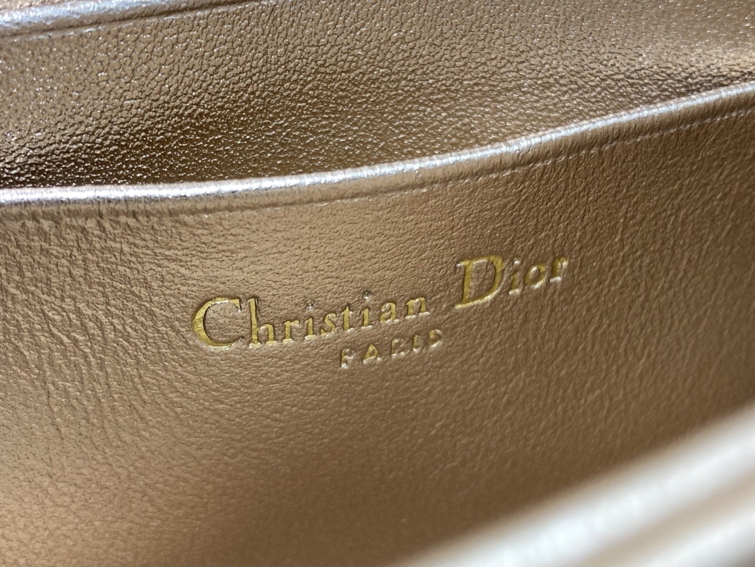 金色现货‼️砖柜最新珍珠链条手拿包🆕标志性的藤纹格,经典的字母吊饰👏 ,别致的手柄设计,搭配柔软的羊皮,