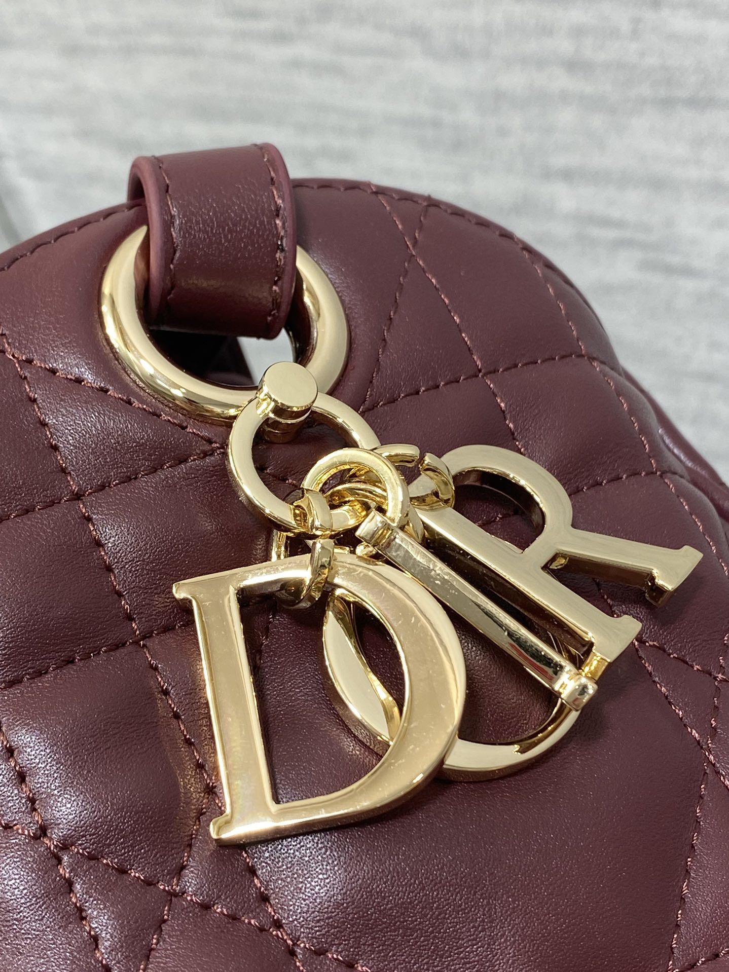 枣红中号现货‼️Caro水桶包Motion系列,新款美包又上新了,进口小羊皮精心制作,精湛的工艺,经典的