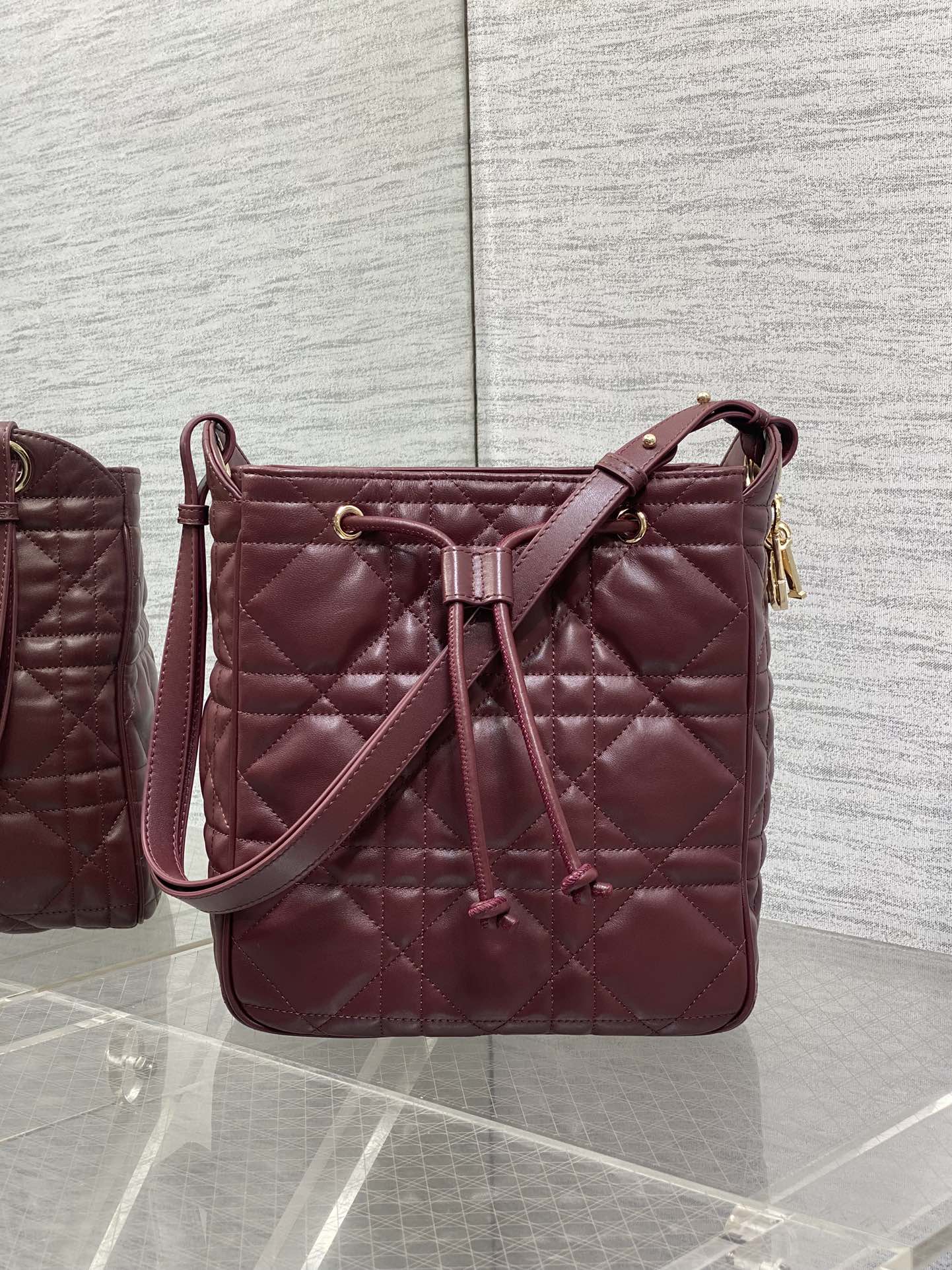 枣红中号现货‼️Caro水桶包Motion系列，新款美包又上新了，进口小羊皮精心制作，精湛的工艺，经典的