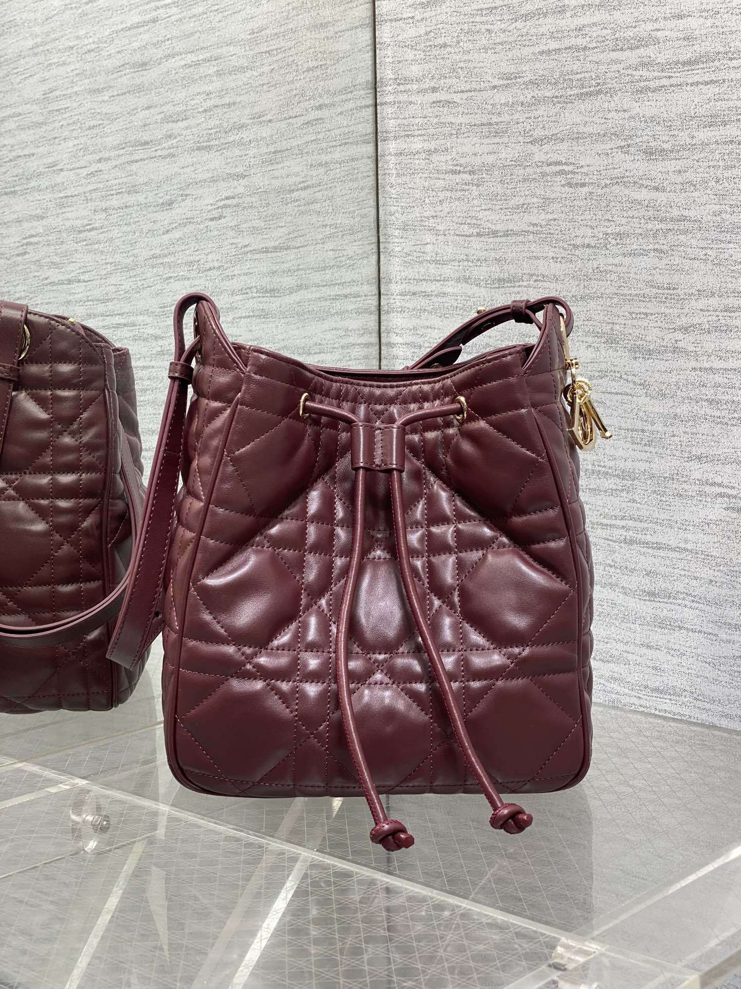 枣红中号现货‼️Caro水桶包Motion系列,新款美包又上新了,进口小羊皮精心制作,精湛的工艺,经典的