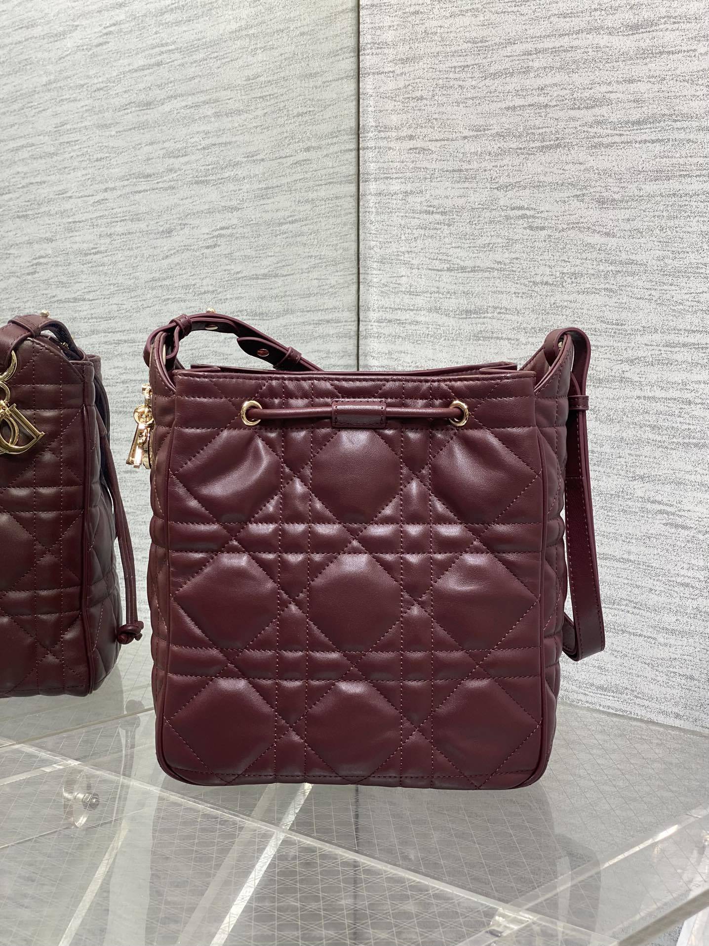 枣红中号现货‼️Caro水桶包Motion系列,新款美包又上新了,进口小羊皮精心制作,精湛的工艺,经典的