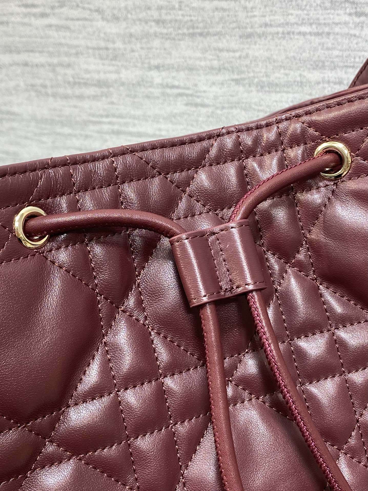 枣红中号现货‼️Caro水桶包Motion系列,新款美包又上新了,进口小羊皮精心制作,精湛的工艺,经典的