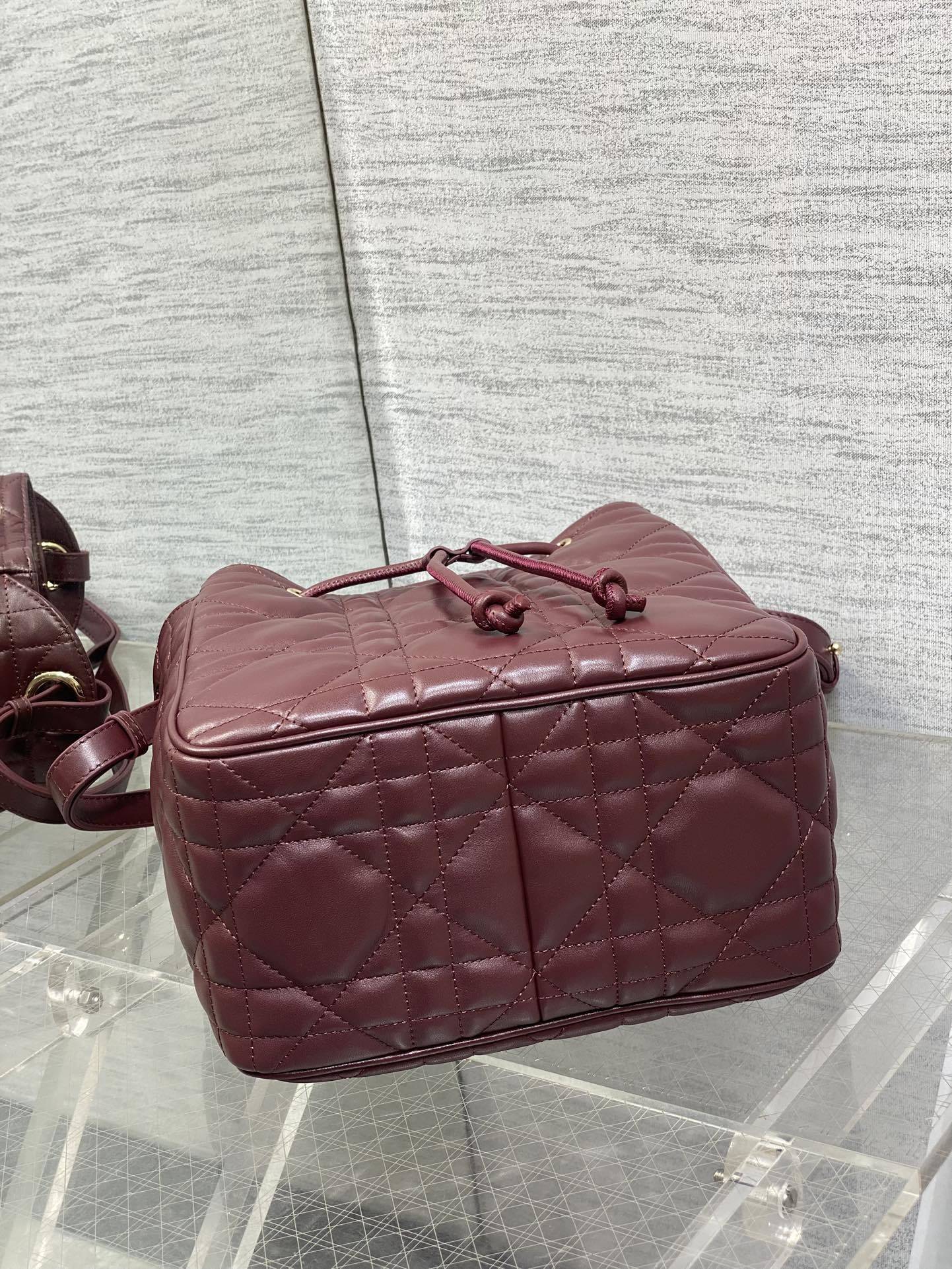 枣红中号现货‼️Caro水桶包Motion系列,新款美包又上新了,进口小羊皮精心制作,精湛的工艺,经典的