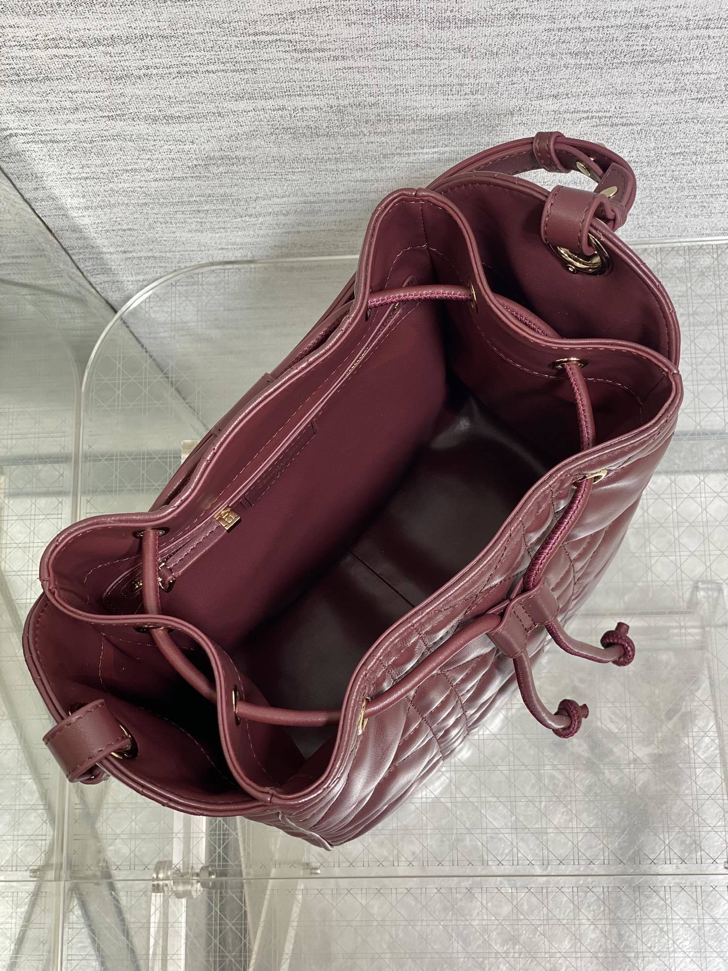 枣红中号现货‼️Caro水桶包Motion系列,新款美包又上新了,进口小羊皮精心制作,精湛的工艺,经典的